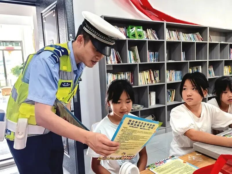 宣讲声响在耳边 安全弦绷在心间 贵州交警深入开展夏季交通安全宣传活动 
